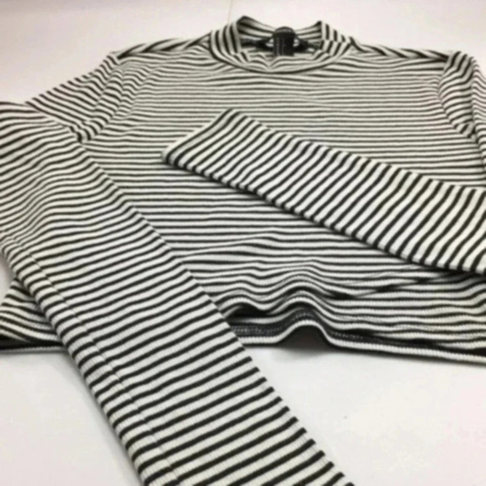 Forever 21  teen blouse L  bust 24  length 14 color black and white